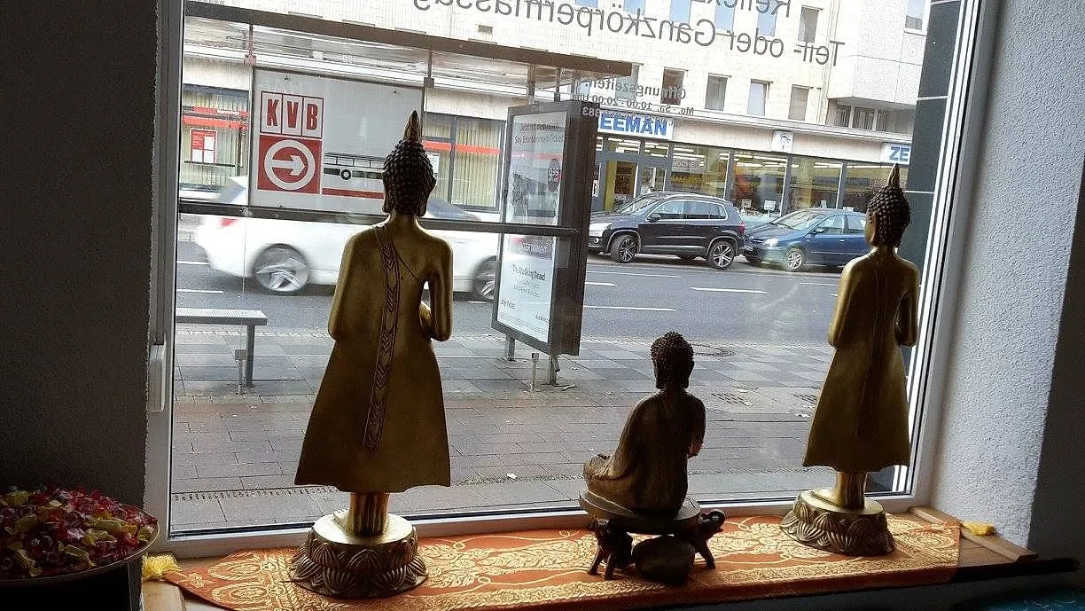 Blick vom Schaufenster des Studios auf die Bonner Straße
